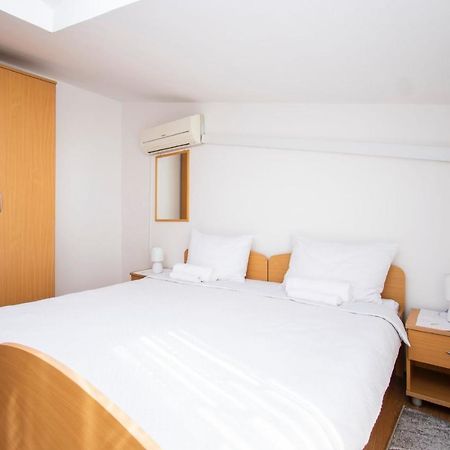 Family Holiday Apartments Lucia Vodice Bagian luar foto