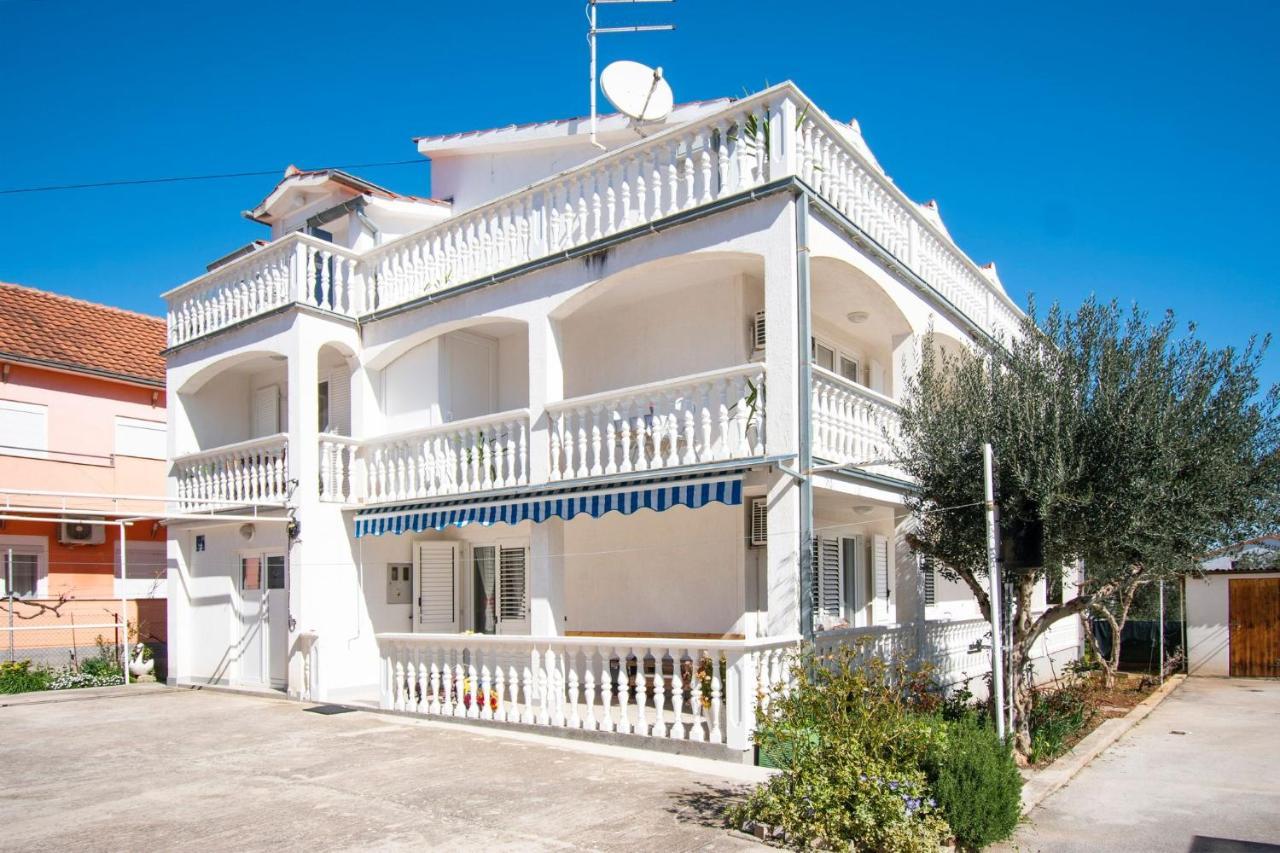 Family Holiday Apartments Lucia Vodice Bagian luar foto