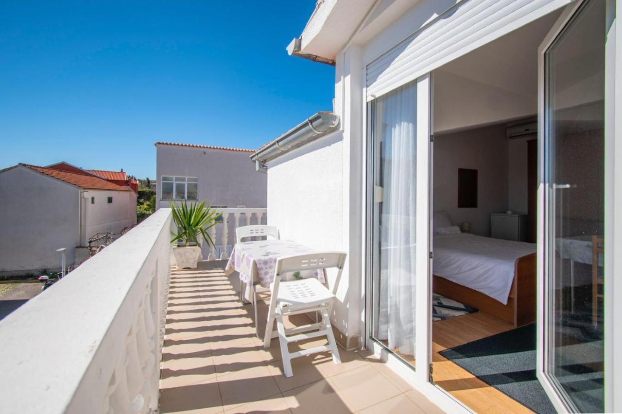 Family Holiday Apartments Lucia Vodice Bagian luar foto