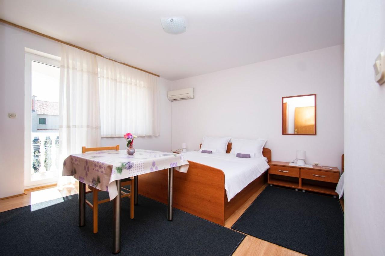 Family Holiday Apartments Lucia Vodice Bagian luar foto