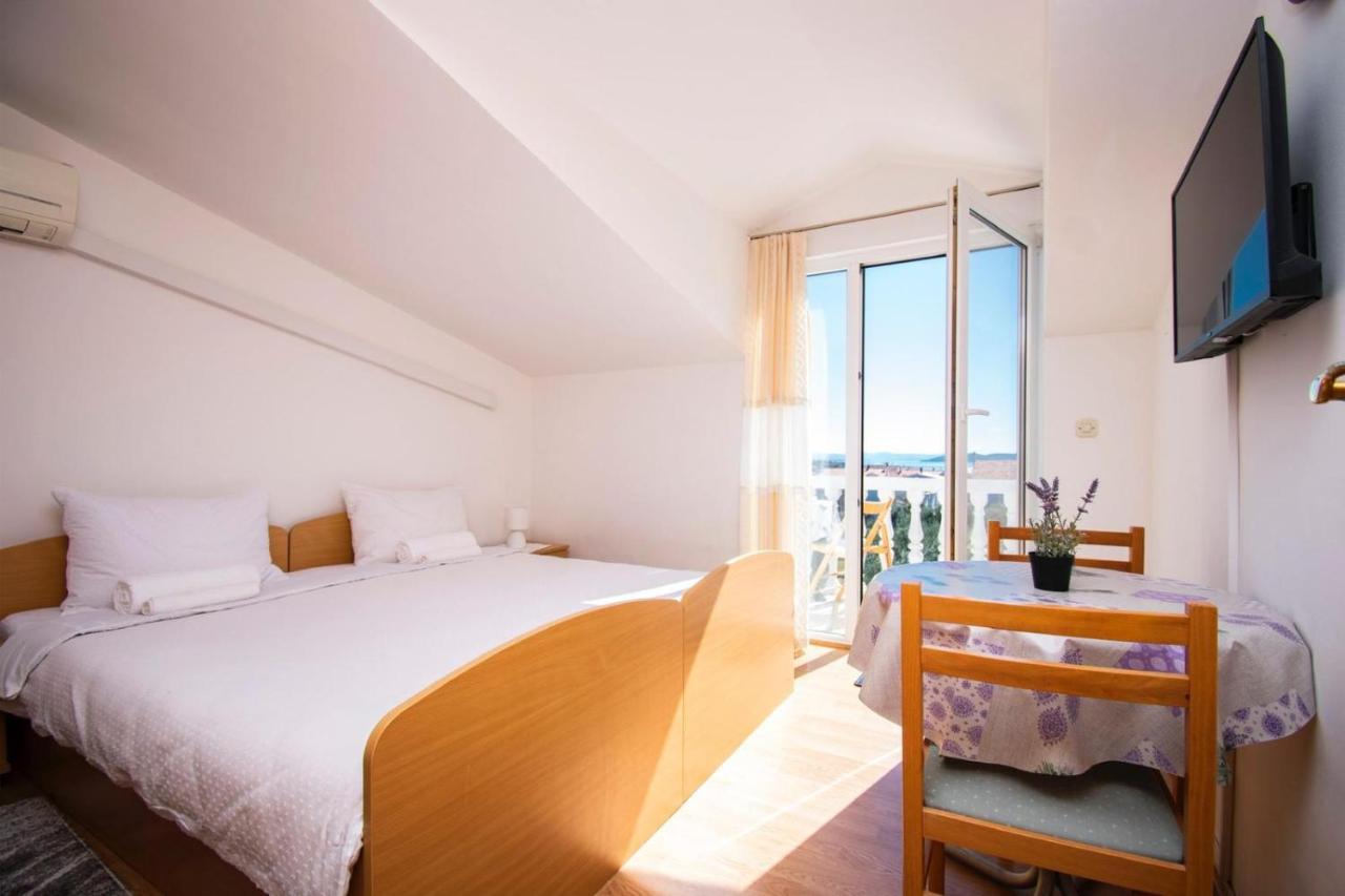 Family Holiday Apartments Lucia Vodice Bagian luar foto