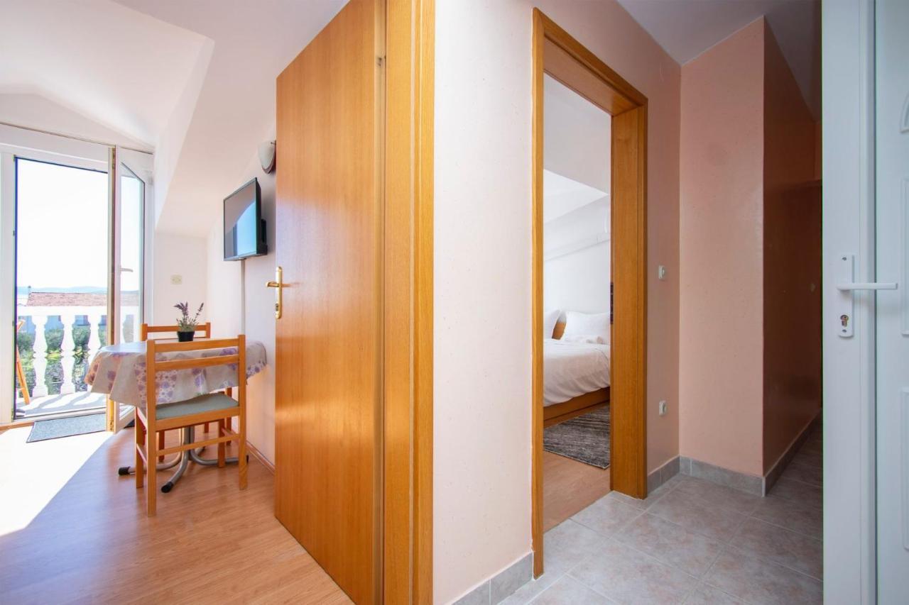 Family Holiday Apartments Lucia Vodice Bagian luar foto