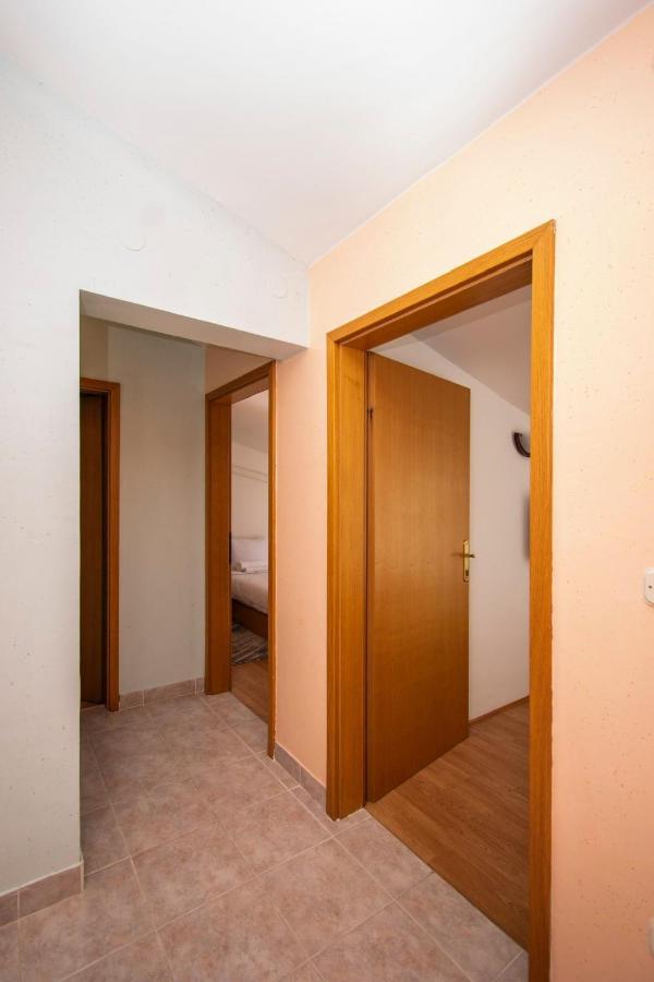 Family Holiday Apartments Lucia Vodice Bagian luar foto