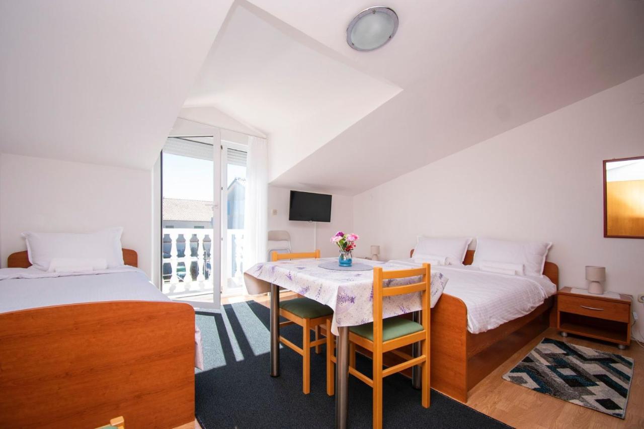 Family Holiday Apartments Lucia Vodice Bagian luar foto