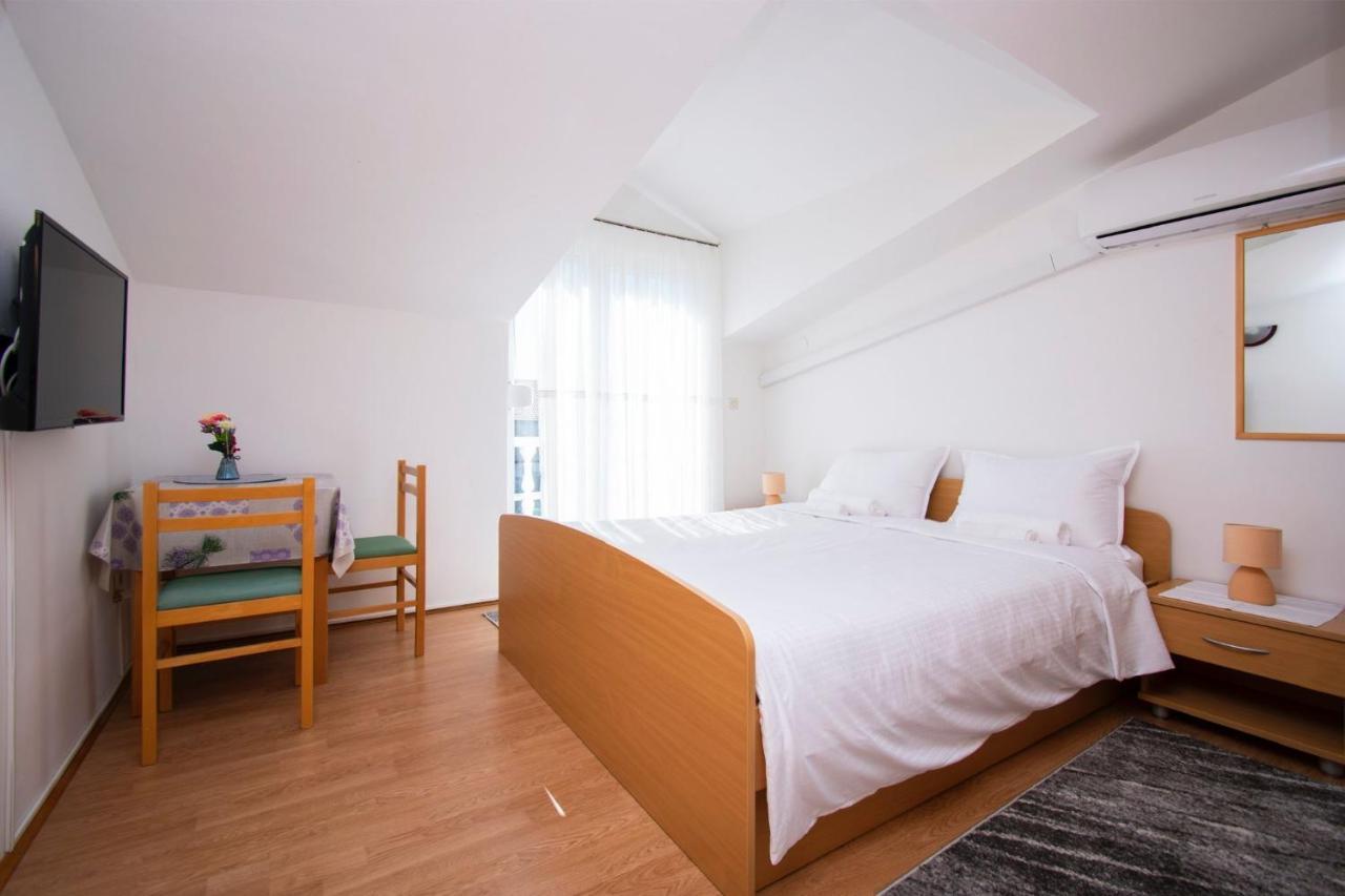 Family Holiday Apartments Lucia Vodice Bagian luar foto