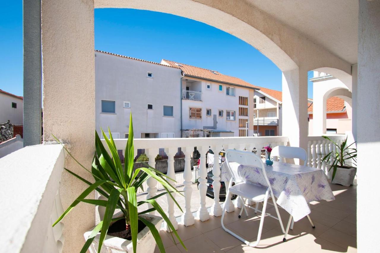 Family Holiday Apartments Lucia Vodice Bagian luar foto
