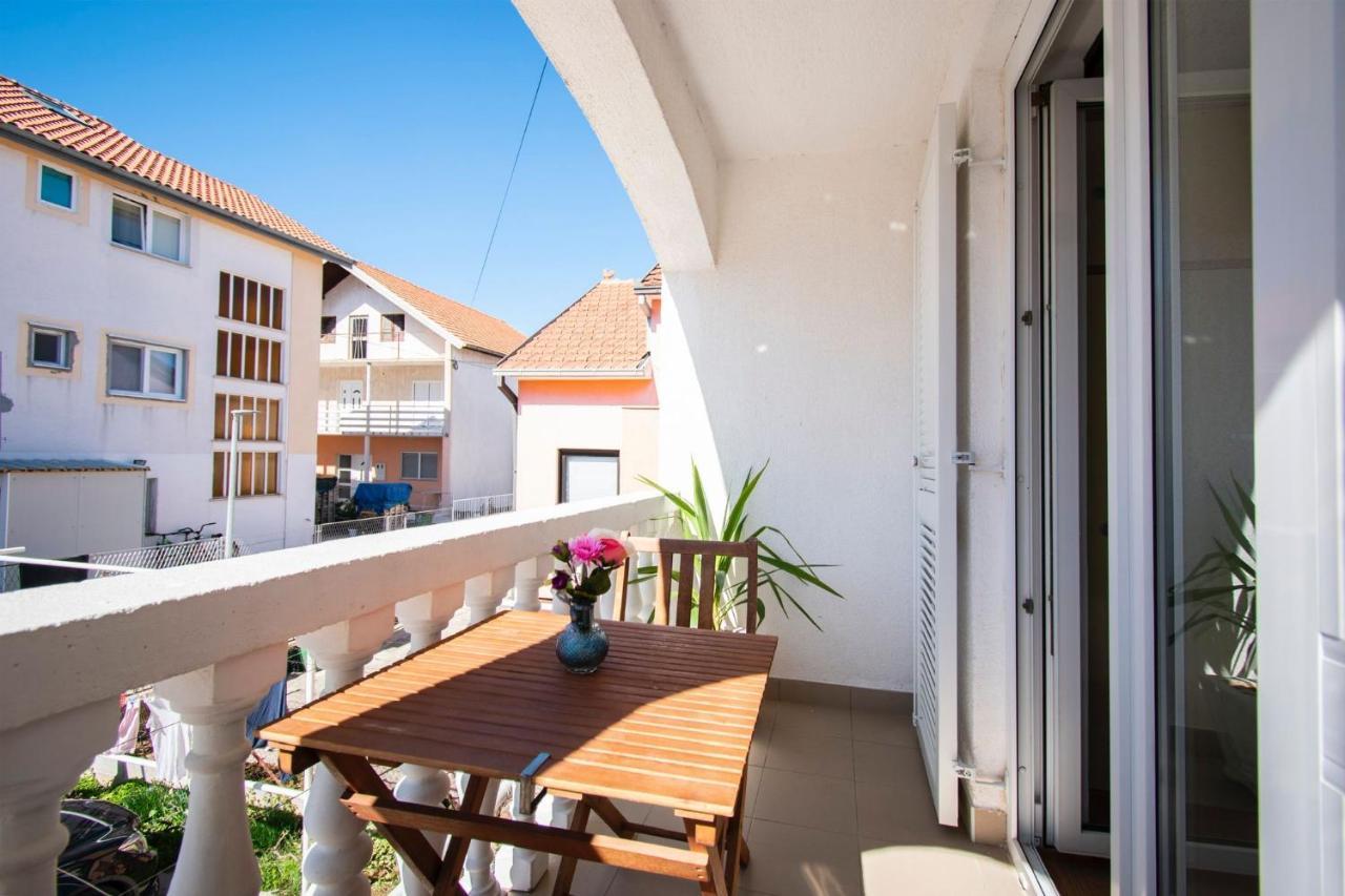 Family Holiday Apartments Lucia Vodice Bagian luar foto