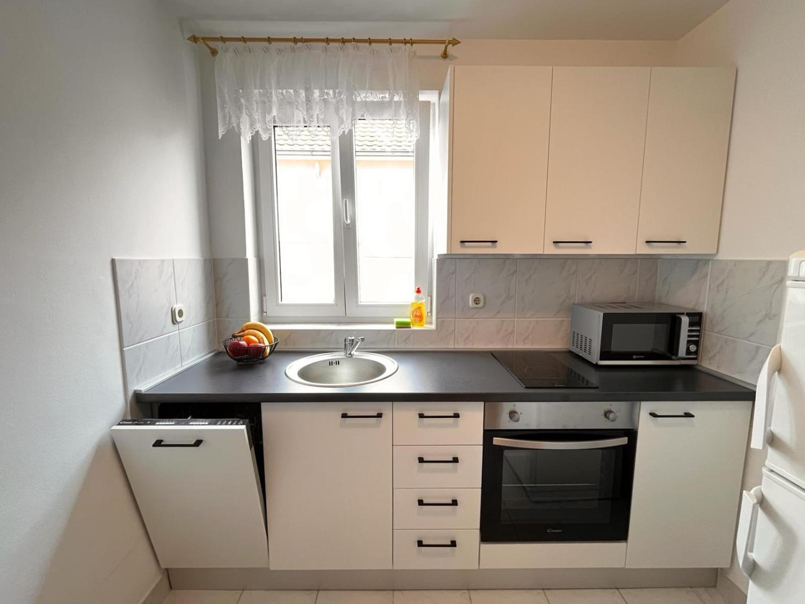 Family Holiday Apartments Lucia Vodice Bagian luar foto