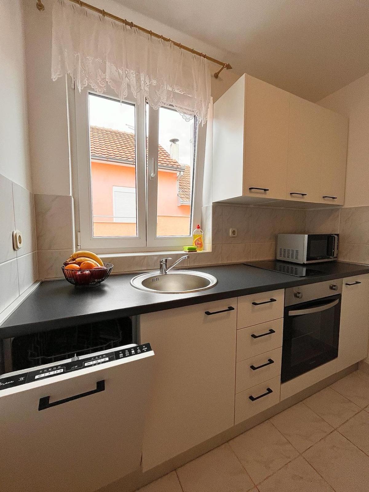 Family Holiday Apartments Lucia Vodice Bagian luar foto